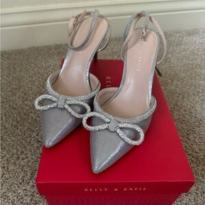 Kelly & Katie Silver Bow Heels - Size 9